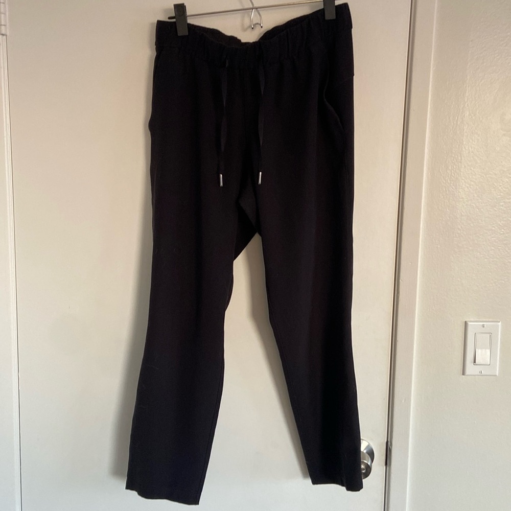 Women’s Lululemon black cropped athletic pants